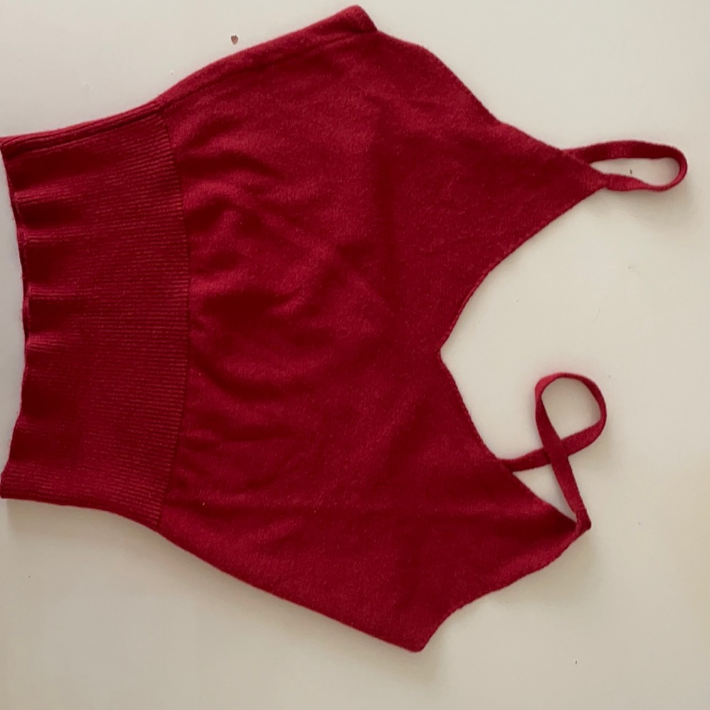 Dark red knit V-neck short strap top.